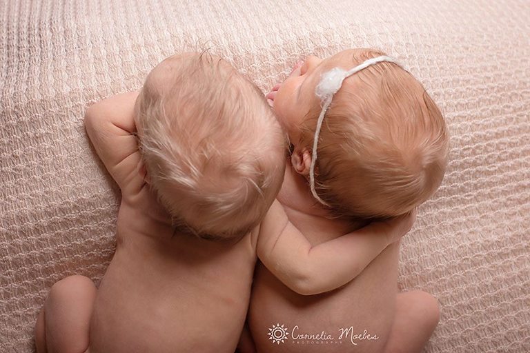 Neugeborenenfotografie-Neugeborenenfotos-Babyfotografie-Babyfotos-Fotoshooting-newborn photography-Fotografie zug Luzern Zürich-Cornelia Moebes Photography-Zwillinge-B23