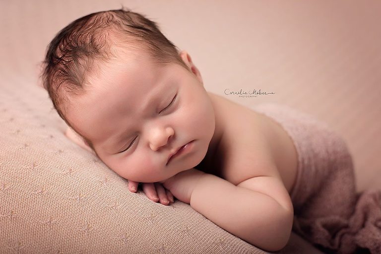 Neugeborenenfotografie Neugeborene newborn shooting Babyfotografie baby photography Familienfotos Cornelia Moebes Photography Zug Baar Zürich Luzern Aargau Schwyz 