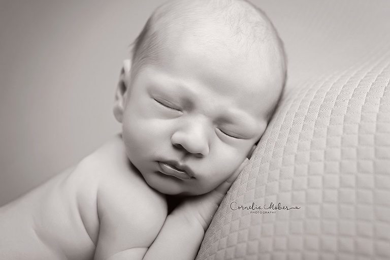 Neugeborenenshooting Neugeborenenfotografie Babyfotografie newborn shooting Babyfotograf Familie Cornelia Moebes Photography Zug Zürich Luzern Schwyz Aargau