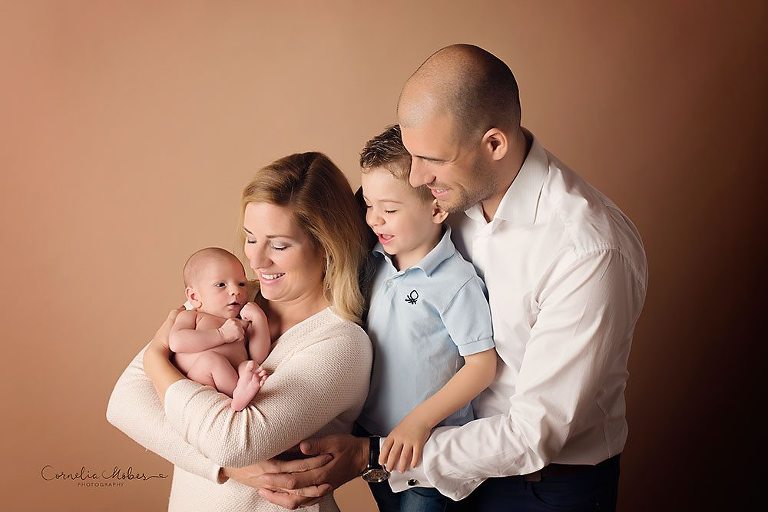 Neugeborenenshooting Neugeborenenfotografie Babyfotografie newborn shooting Babyfotograf Familie Cornelia Moebes Photography Zug Zürich Luzern Schwyz Aargau