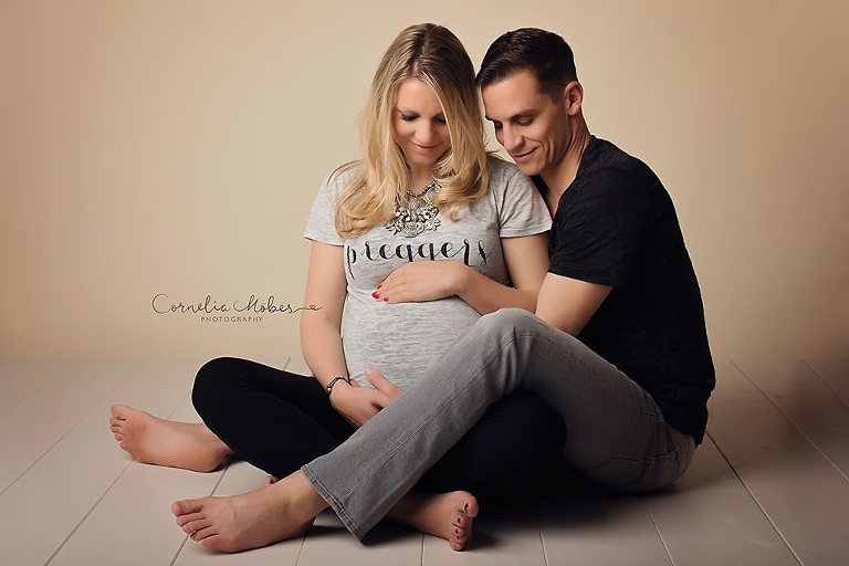 Schwangerschaftsbilder Schwangerschaftsfotografie Babybauch Shooting Mutterschaft Neugeborenenfotografie newborn shooting maternity photography Cornelia Moebes Photography