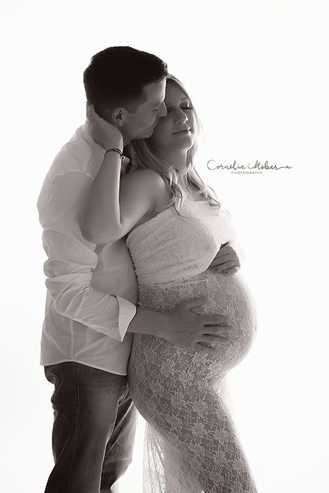 Schwangerschaftsbilder Schwangerschaftsfotografie Babybauch Shooting Mutterschaft Neugeborenenfotografie newborn shooting maternity photography Cornelia Moebes Photography