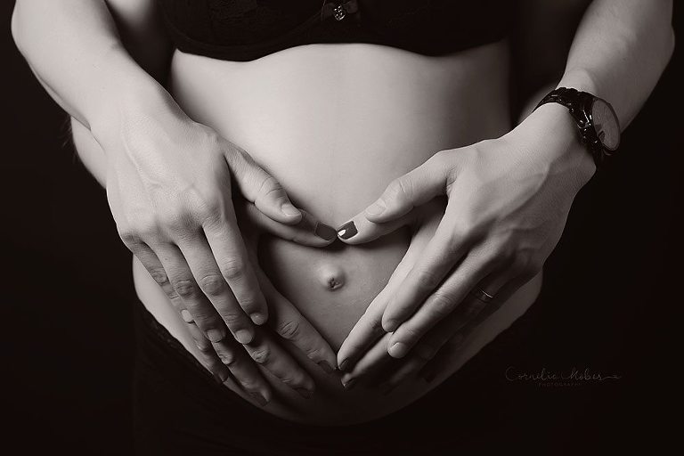 Schwangerschaftsbilder Schwangerschaftsfotografie Babybauch Shooting Mutterschaft Neugeborenenfotografie newborn shooting maternity photography Cornelia Moebes Photography