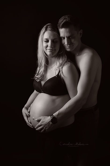 Schwangerschaftsbilder Schwangerschaftsfotografie Babybauch Shooting Mutterschaft Neugeborenenfotografie newborn shooting maternity photography Cornelia Moebes Photography