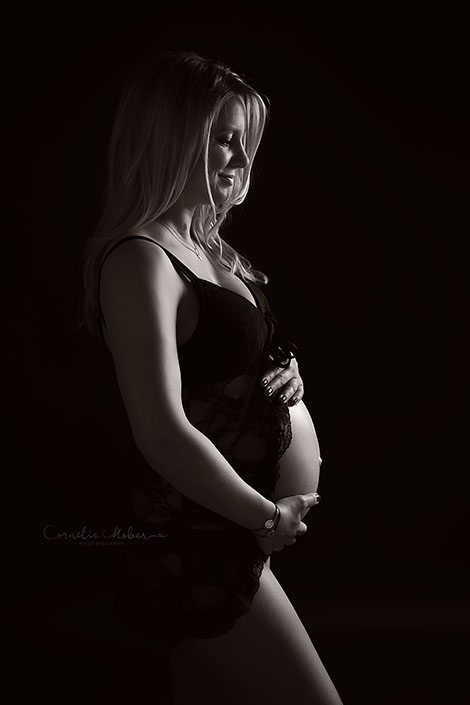Schwangerschaftsbilder Schwangerschaftsfotografie Babybauch Shooting Mutterschaft Neugeborenenfotografie newborn shooting maternity photography Cornelia Moebes Photography