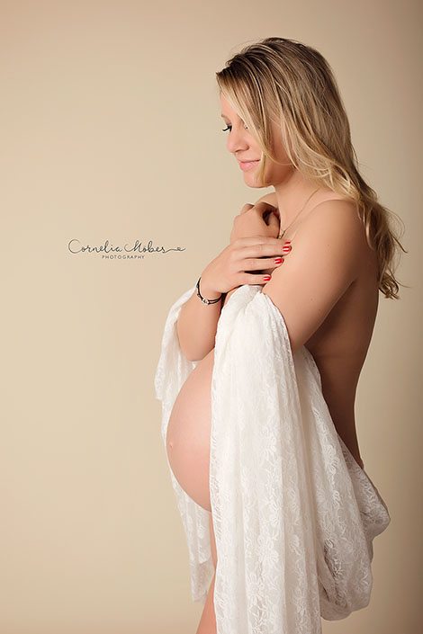 Schwangerschaftsbilder Schwangerschaftsfotografie Babybauch Shooting Mutterschaft Neugeborenenfotografie newborn shooting maternity photography Cornelia Moebes Photography
