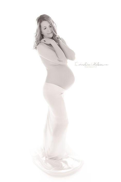 Schwangerschaftsfotografie Babybauch Shooting Maternity Neugeborenenfotografie Newborn Babyfotografin Schwangerschaft Mutterschaft Cornelia Moebes Photography Zug Zürich Luzern Aargau Schwyz