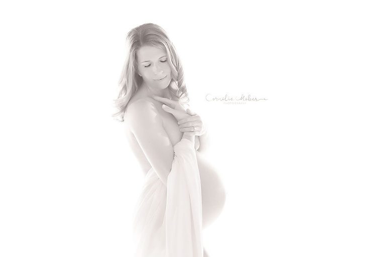 Schwangerschaftsfotografie Babybauch Shooting Maternity Neugeborenenfotografie Newborn Babyfotografin Schwangerschaft Mutterschaft Cornelia Moebes Photography Zug Zürich Luzern Aargau Schwyz