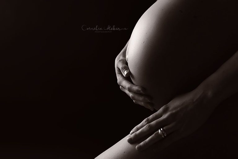 Schwangerschaftsfotografie Babybauch Shooting Maternity Neugeborenenfotografie Newborn Babyfotografin Schwangerschaft Mutterschaft Cornelia Moebes Photography Zug Zürich Luzern Aargau Schwyz
