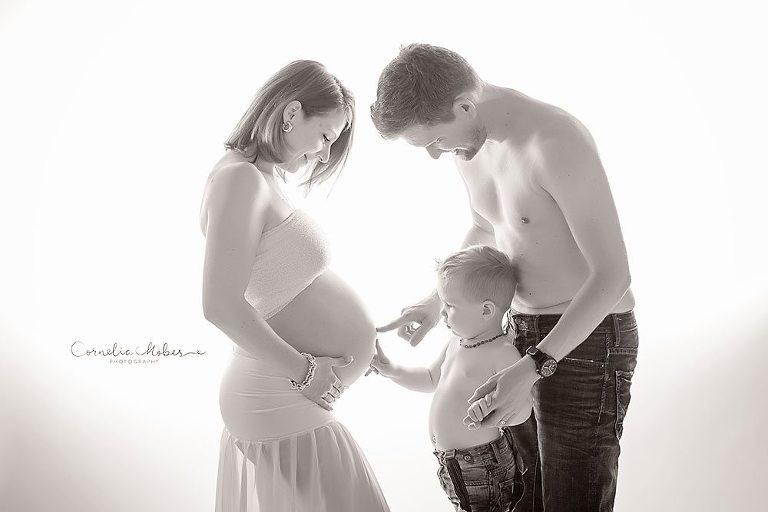 Schwangerschaftsfotografie Babybauch Shooting Maternity Neugeborenenfotografie Newborn Babyfotografin Schwangerschaft Mutterschaft Cornelia Moebes Photography Zug Zürich Luzern Aargau Schwyz Familie Familienfotos