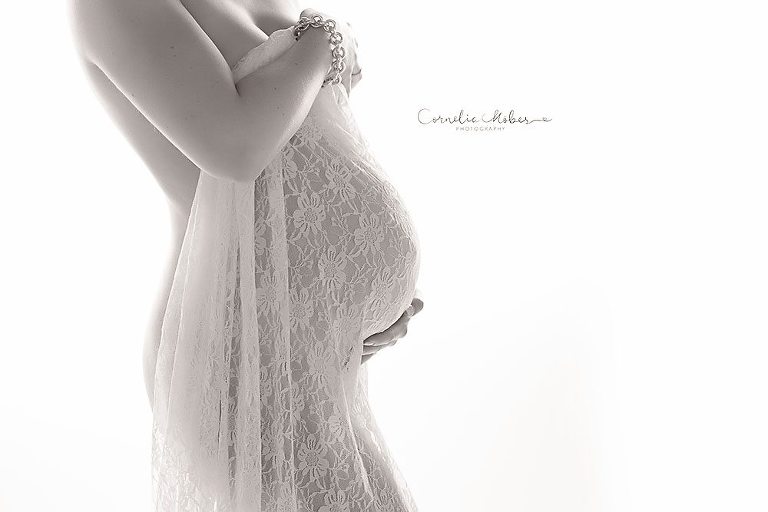 Schwangerschaftsfotografie Babybauch Shooting Maternity Neugeborenenfotografie Newborn Babyfotografin Schwangerschaft Mutterschaft Cornelia Moebes Photography Zug Zürich Luzern Aargau Schwyz Familie Familienfotos