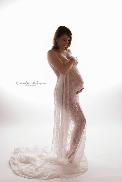 Schwangerschaftsfotografie Babybauch Shooting Maternity Neugeborenenfotografie Newborn Babyfotografin Schwangerschaft Mutterschaft Cornelia Moebes Photography Zug Zürich Luzern Aargau Schwyz Familie Familienfotos