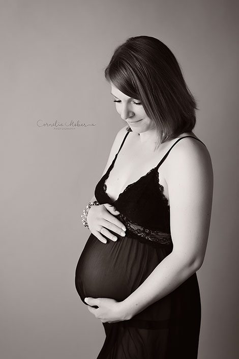 Schwangerschaftsfotografie Babybauch Shooting Maternity Neugeborenenfotografie Newborn Babyfotografin Schwangerschaft Mutterschaft Cornelia Moebes Photography Zug Zürich Luzern Aargau Schwyz Familie Familienfotos