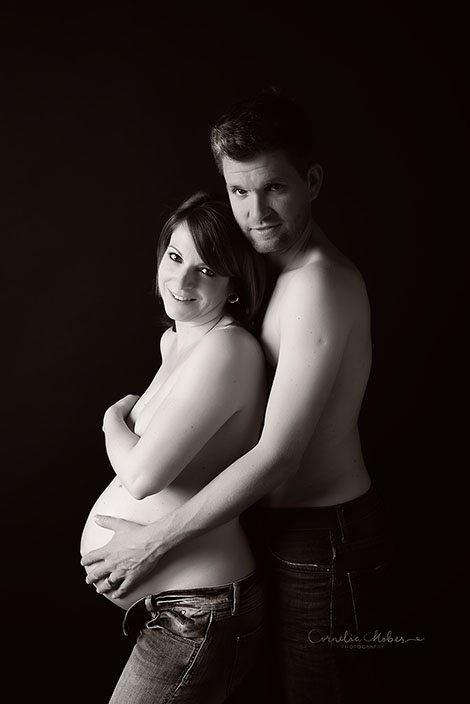 Schwangerschaftsfotografie Babybauch Shooting Maternity Neugeborenenfotografie Newborn Babyfotografin Schwangerschaft Mutterschaft Cornelia Moebes Photography Zug Zürich Luzern Aargau Schwyz Familie Familienfotos