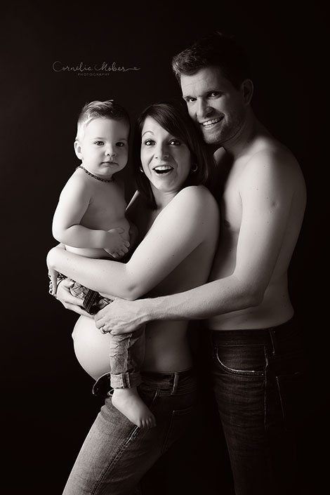 Schwangerschaftsfotografie Babybauch Shooting Maternity Neugeborenenfotografie Newborn Babyfotografin Schwangerschaft Mutterschaft Cornelia Moebes Photography Zug Zürich Luzern Aargau Schwyz Familie Familienfotos