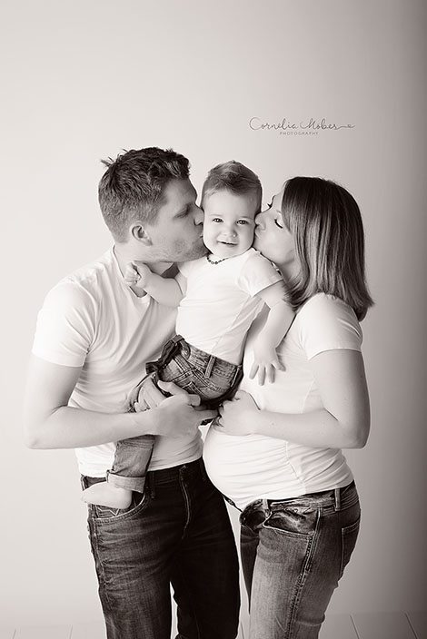 Schwangerschaftsfotografie Babybauch Shooting Maternity Neugeborenenfotografie Newborn Babyfotografin Schwangerschaft Mutterschaft Cornelia Moebes Photography Zug Zürich Luzern Aargau Schwyz Familie Familienfotos