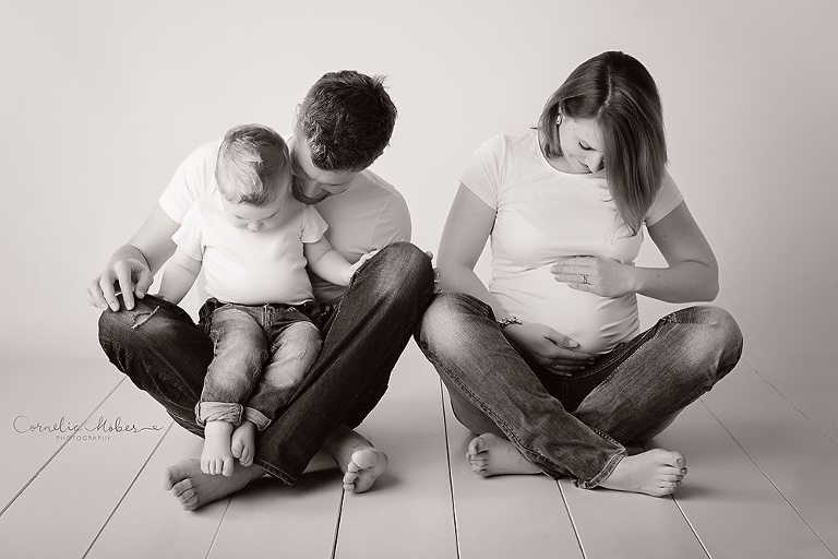 Schwangerschaftsfotografie Babybauch Shooting Maternity Neugeborenenfotografie Newborn Babyfotografin Schwangerschaft Mutterschaft Cornelia Moebes Photography Zug Zürich Luzern Aargau Schwyz Familie Familienfotos