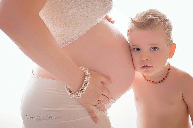 Schwangerschaftsfotografie Babybauch Shooting Maternity Neugeborenenfotografie Newborn Babyfotografin Schwangerschaft Mutterschaft Cornelia Moebes Photography Zug Zürich Luzern Aargau Schwyz Familie Familienfotos