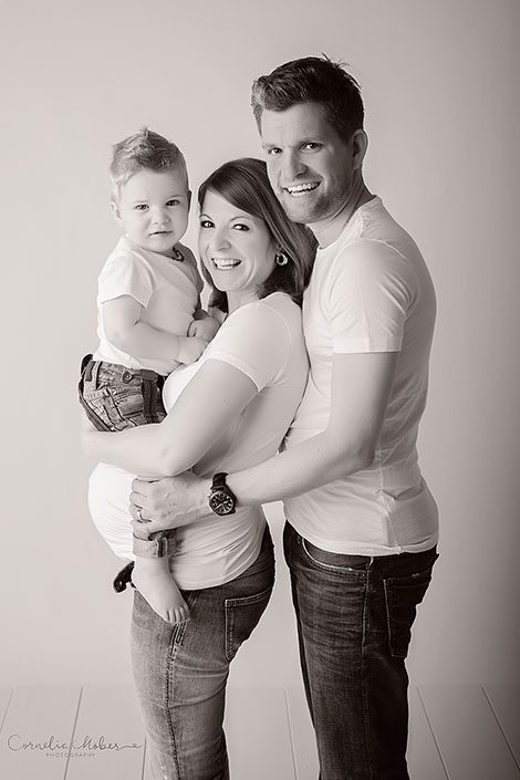 Schwangerschaftsfotografie Babybauch Shooting Maternity Neugeborenenfotografie Newborn Babyfotografin Schwangerschaft Mutterschaft Cornelia Moebes Photography Zug Zürich Luzern Aargau Schwyz Familie Familienfotos