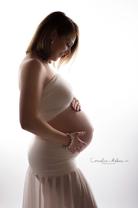 Schwangerschaftsfotografie Babybauch Shooting Maternity Neugeborenenfotografie Newborn Babyfotografin Schwangerschaft Mutterschaft Cornelia Moebes Photography Zug Zürich Luzern Aargau Schwyz Familie Familienfotos
