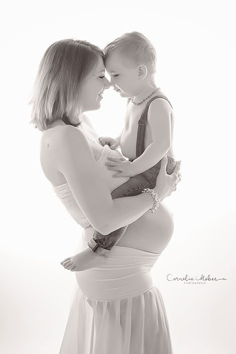 Schwangerschaftsfotografie Babybauch Shooting Maternity Neugeborenenfotografie Newborn Babyfotografin Schwangerschaft Mutterschaft Cornelia Moebes Photography Zug Zürich Luzern Aargau Schwyz Familie Familienfotos