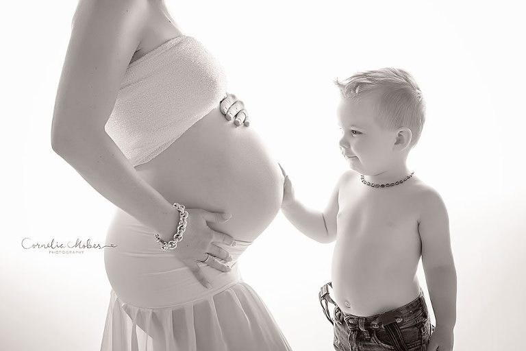 Schwangerschaftsfotografie Babybauch Shooting Maternity Neugeborenenfotografie Newborn Babyfotografin Schwangerschaft Mutterschaft Cornelia Moebes Photography Zug Zürich Luzern Aargau Schwyz Familie Familienfotos