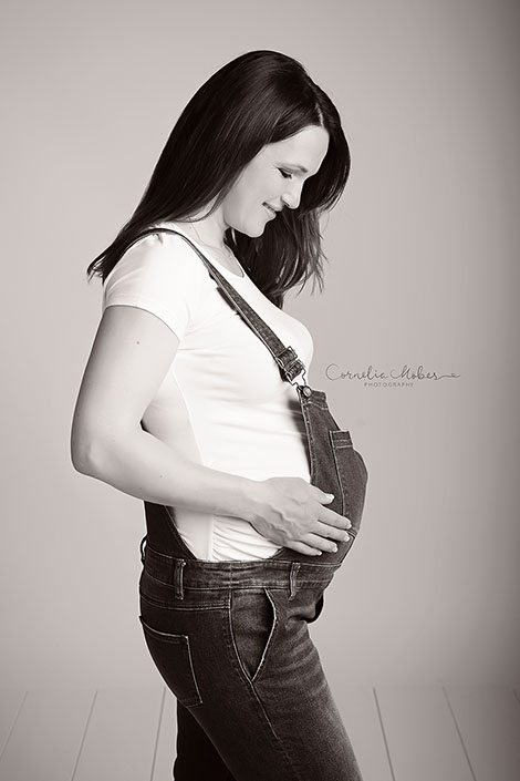 Schwangerschaftsshooting Schwangerschaftsfotos Schwangerschaftsfotografie Babybauch Shooting maternity photographer newborn shooting Babyfotografie Neugeborenenfotografie Babyfotograf Zug Zürich Luzern Aargau Schwyz Cornelia Moebes Photography