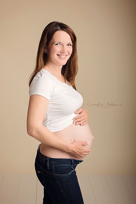 Schwangerschaftsshooting Schwangerschaftsfotos Schwangerschaftsfotografie Babybauch Shooting maternity photographer newborn shooting Babyfotografie Neugeborenenfotografie Babyfotograf Zug Zürich Luzern Aargau Schwyz Cornelia Moebes Photography