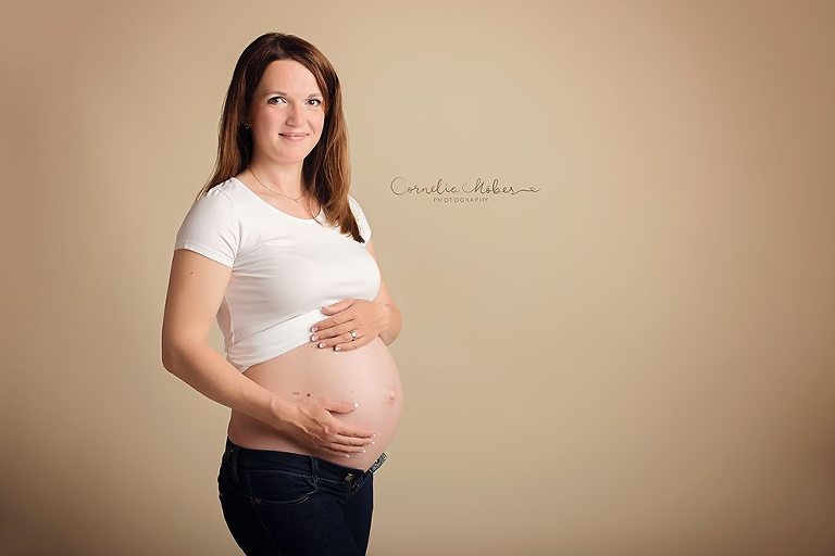 Schwangerschaftsshooting Schwangerschaftsfotos Schwangerschaftsfotografie Babybauch Shooting maternity photographer newborn shooting Babyfotografie Neugeborenenfotografie Babyfotograf Zug Zürich Luzern Aargau Schwyz Cornelia Moebes Photography