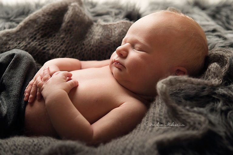 Neugeborenenshooting Neugeborenenfotografie Neugeborenenfotos newborn shooting Babyfotografie Babyfotos baby photographer Babyfotograf Zug Zürich Luzern Aargau Schwyz Cornelia Moebes Photogrphy