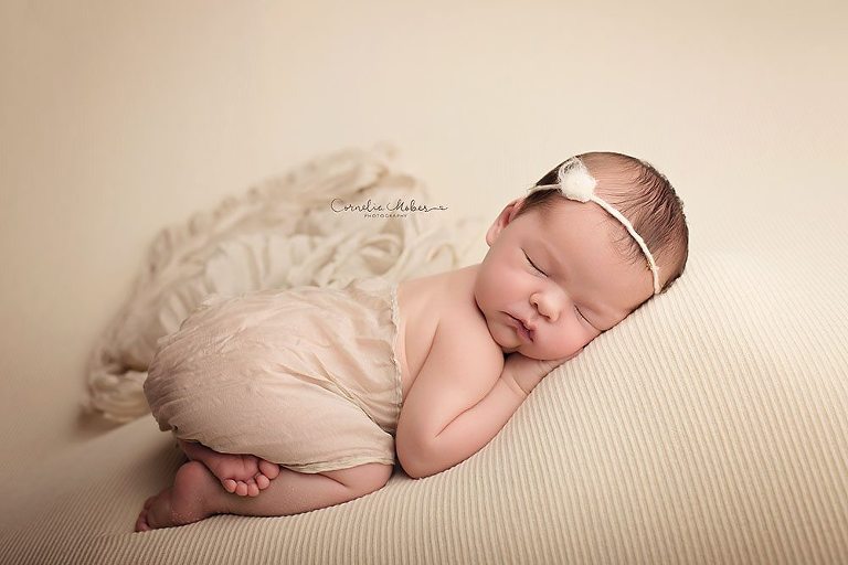 Neugeborenenshooting Neugeborenenfotografie Neugeborenenfotos newborn shooting Babyfotografie Babyfotos baby photographer Babyfotograf Zug Zürich Luzern Aargau Schwyz Cornelia Moebes Photography