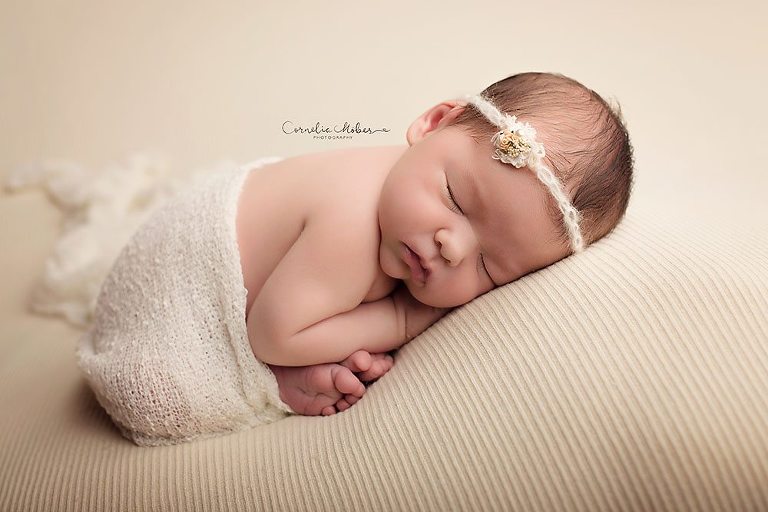 Neugeborenenshooting Neugeborenenfotografie Neugeborenenfotos newborn shooting Babyfotografie Babyfotos baby photographer Babyfotograf Zug Zürich Luzern Aargau Schwyz Cornelia Moebes Photography