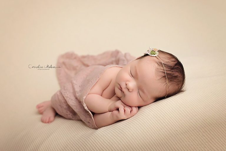 Neugeborenenshooting Neugeborenenfotografie Neugeborenenfotos newborn shooting Babyfotografie Babyfotos baby photographer Babyfotograf Zug Zürich Luzern Aargau Schwyz Cornelia Moebes Photography