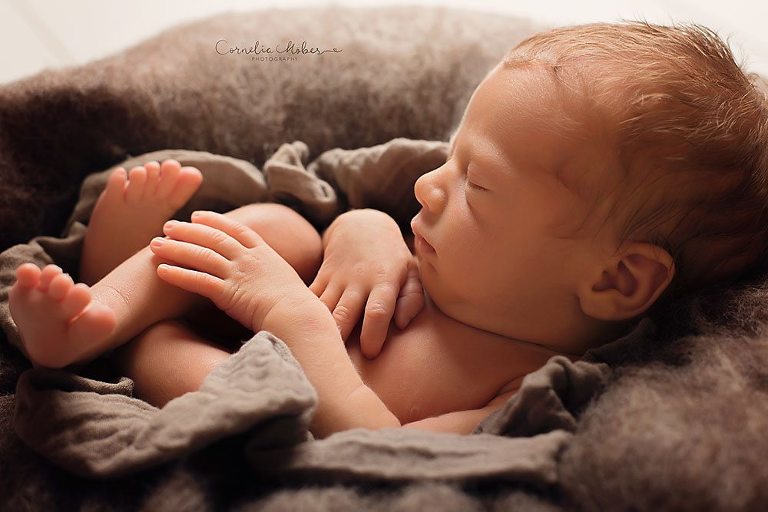 Neugeborenenshooting Neugeborenenfotografie Neugeborenenfotos newborn shooting Babyfotografie Babyfotos baby photographer Babyfotograf Zug Zürich Luzern Aargau Schwyz Cornelia Moebes Photography