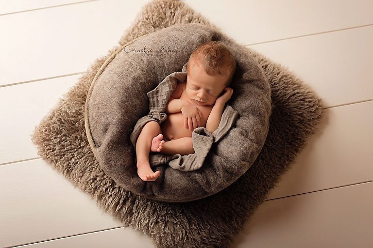 Neugeborenenshooting Neugeborenenfotografie Neugeborenenfotos newborn shooting Babyfotografie Babyfotos baby photographer Babyfotograf Zug Zürich Luzern Aargau Schwyz Cornelia Moebes Photography