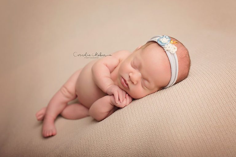 Neugeborenenshooting Neugeborene Zwillinge Neugeborenenfotografie Neugeborenenfotos newborn shooting Twins Babyfotografie Babyfotos baby photographer Babyfotograf Zug Zürich Luzern Aargau Schwyz Cornelia Moebes Photography