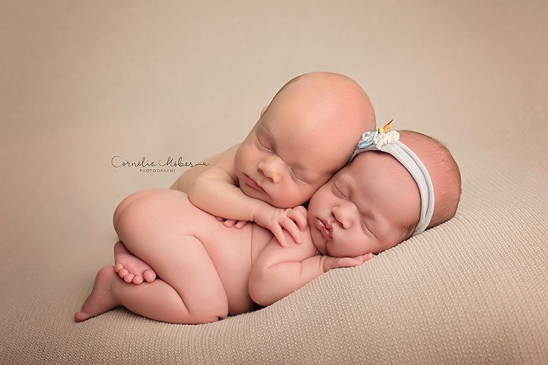 Neugeborenenshooting Neugeborene Zwillinge Neugeborenenfotografie Neugeborenenfotos newborn shooting Twins Babyfotografie Babyfotos baby photographer Babyfotograf Zug Zürich Luzern Aargau Schwyz Cornelia Moebes Photography