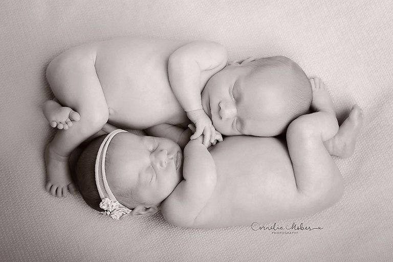 Neugeborenenshooting Neugeborene Zwillinge Neugeborenenfotografie Neugeborenenfotos newborn shooting Twins Babyfotografie Babyfotos baby photographer Babyfotograf Zug Zürich Luzern Aargau Schwyz Cornelia Moebes Photography