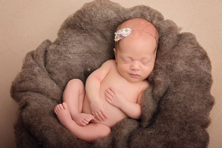 Neugeborenenshooting Neugeborene Zwillinge Neugeborenenfotografie Neugeborenenfotos newborn shooting Twins Babyfotografie Babyfotos baby photographer Babyfotograf Zug Zürich Luzern Aargau Schwyz Cornelia Moebes Photography