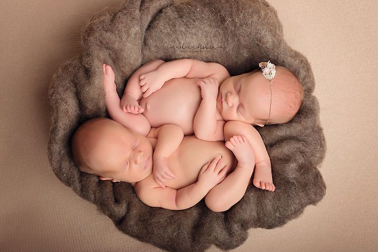 Neugeborenenshooting Neugeborene Zwillinge Neugeborenenfotografie Neugeborenenfotos newborn shooting Twins Babyfotografie Babyfotos baby photographer Babyfotograf Zug Zürich Luzern Aargau Schwyz Cornelia Moebes Photography