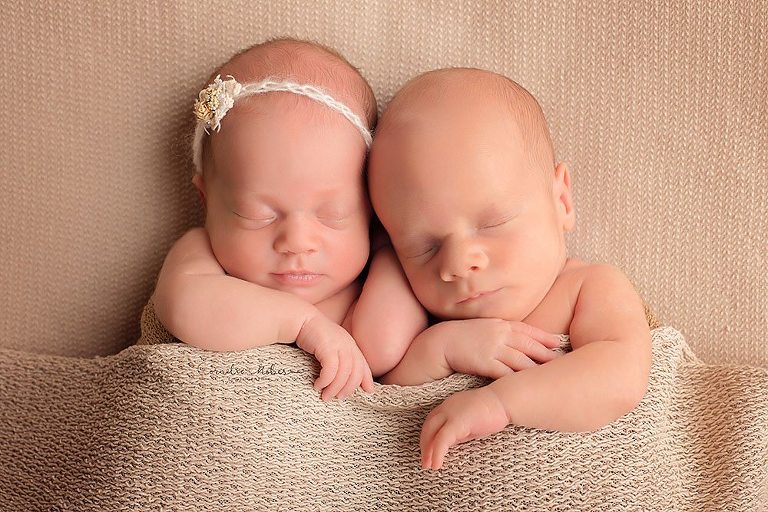 Neugeborenenshooting Neugeborene Zwillinge Neugeborenenfotografie Neugeborenenfotos newborn shooting Twins Babyfotografie Babyfotos baby photographer Babyfotograf Zug Zürich Luzern Aargau Schwyz Cornelia Moebes Photography