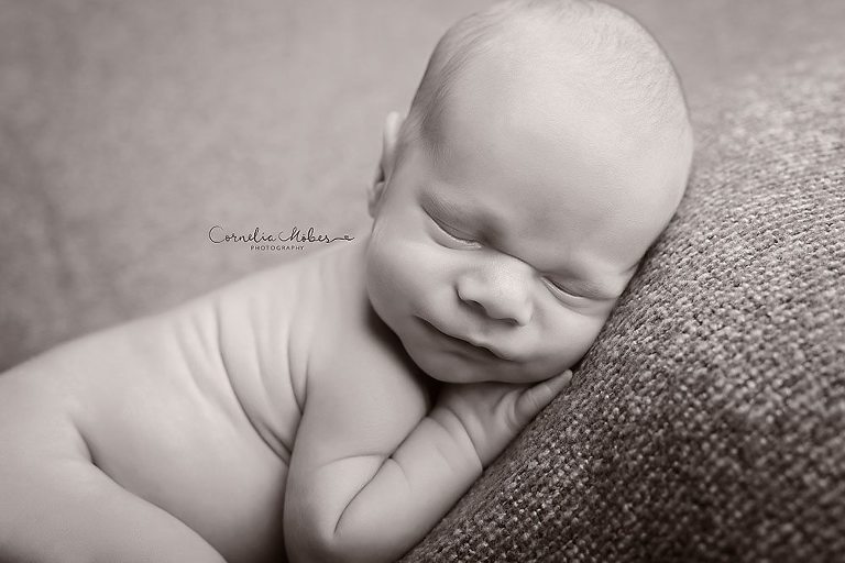 Neugeborenenshooting Neugeborene Zwillinge Neugeborenenfotografie Neugeborenenfotos newborn shooting Twins Babyfotografie Babyfotos baby photographer Babyfotograf Zug Zürich Luzern Aargau Schwyz Cornelia Moebes Photography