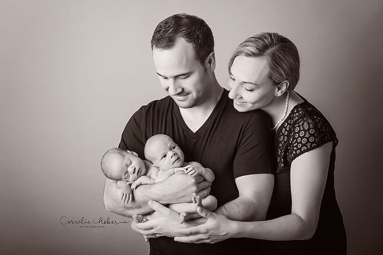Neugeborenenshooting Neugeborene Zwillinge Neugeborenenfotografie Neugeborenenfotos newborn shooting Twins Babyfotografie Babyfotos baby photographer Babyfotograf Zug Zürich Luzern Aargau Schwyz Cornelia Moebes Photography