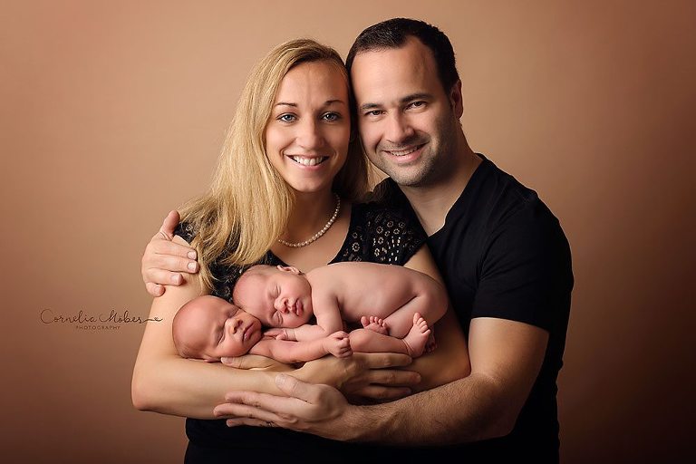 Neugeborenenshooting Neugeborene Zwillinge Neugeborenenfotografie Neugeborenenfotos newborn shooting Twins Babyfotografie Babyfotos baby photographer Babyfotograf Zug Zürich Luzern Aargau Schwyz Cornelia Moebes Photography