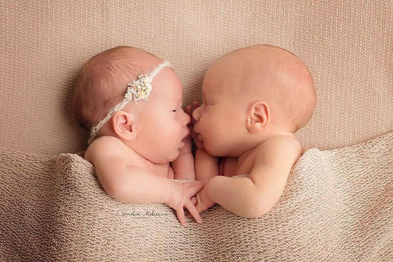 Neugeborenenshooting Neugeborene Zwillinge Neugeborenenfotografie Neugeborenenfotos newborn shooting Twins Babyfotografie Babyfotos baby photographer Babyfotograf Zug Zürich Luzern Aargau Schwyz Cornelia Moebes Photography