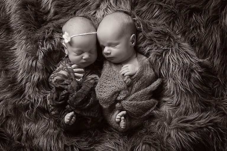 Neugeborenenshooting Neugeborene Zwillinge Neugeborenenfotografie Neugeborenenfotos newborn shooting Twins Babyfotografie Babyfotos baby photographer Babyfotograf Zug Zürich Luzern Aargau Schwyz Cornelia Moebes Photography