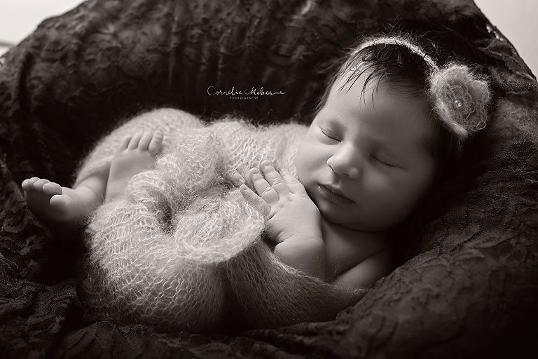 Neugeborenenshooting Neugeborenenfotografie Neugeborenenfotos newborn shooting Babyfotografie Babyfotos baby photographer Babyfotograf Zug Zürich Luzern Aargau Schwyz Cornelia Moebes Photography