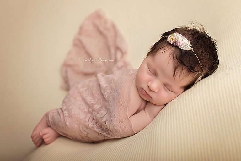 Neugeborenenshooting Neugeborenenfotografie Neugeborenenfotos newborn shooting Babyfotografie Babyfotos baby photographer Babyfotograf Zug Zürich Luzern Aargau Schwyz Cornelia Moebes Photography