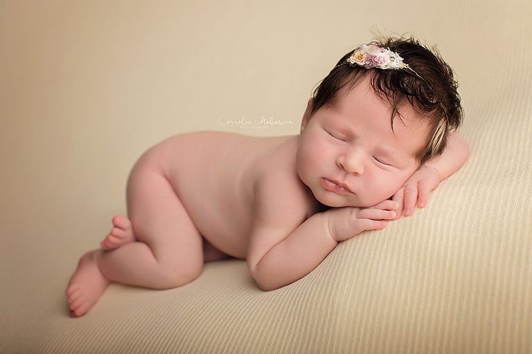 Neugeborenenshooting Neugeborenenfotografie Neugeborenenfotos newborn shooting Babyfotografie Babyfotos baby photographer Babyfotograf Zug Zürich Luzern Aargau Schwyz Cornelia Moebes Photography