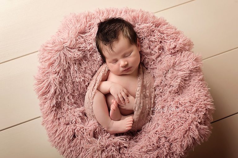 Neugeborenenshooting Neugeborenenfotografie Neugeborenenfotos newborn shooting Babyfotografie Babyfotos baby photographer Babyfotograf Zug Zürich Luzern Aargau Schwyz Cornelia Moebes Photography